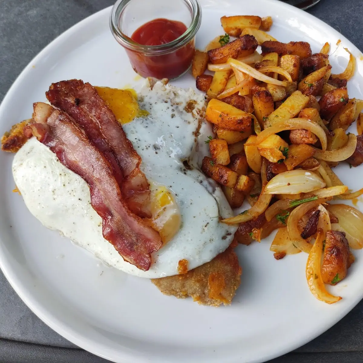 Schnitzel Mit Spiegeleiern Und Speck, Gasthof Schellental - Restaurant in Bad Pyrmont