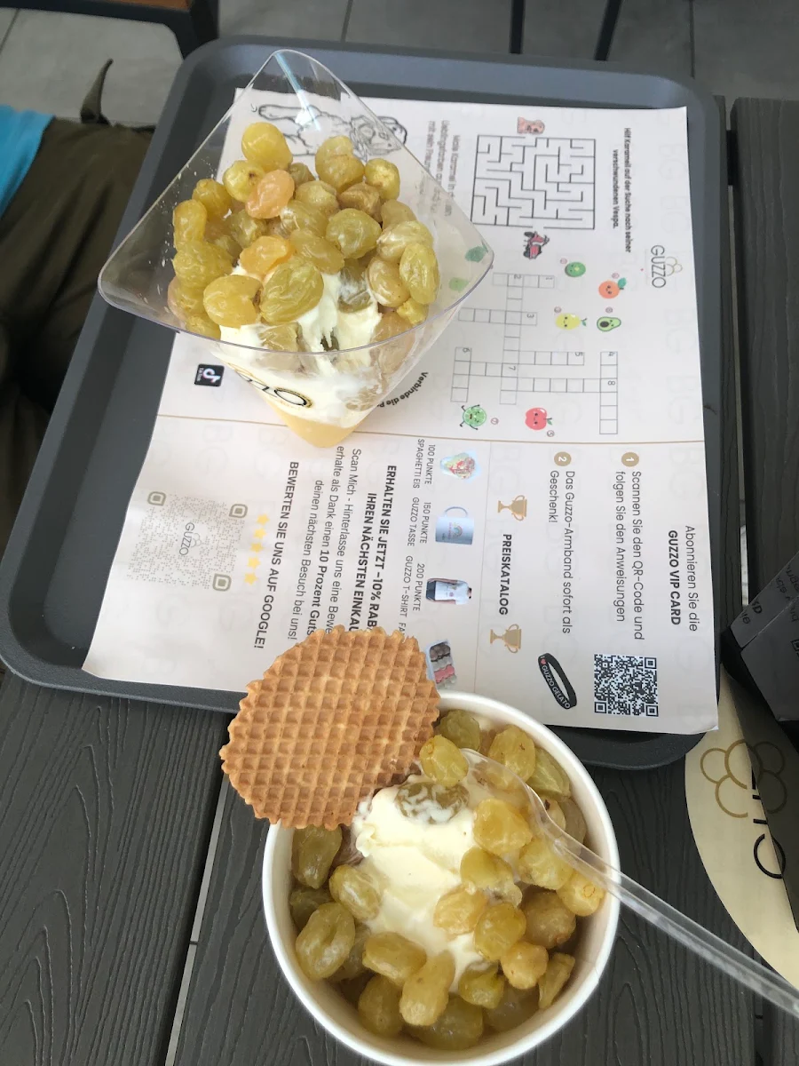 Malagaeis Mit Extra Rosienen, Guzzo Gelato & Caffè
