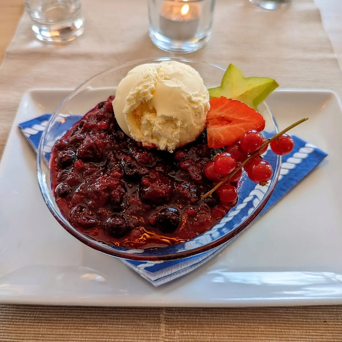 Rode Grütt Mit Vanilleeis