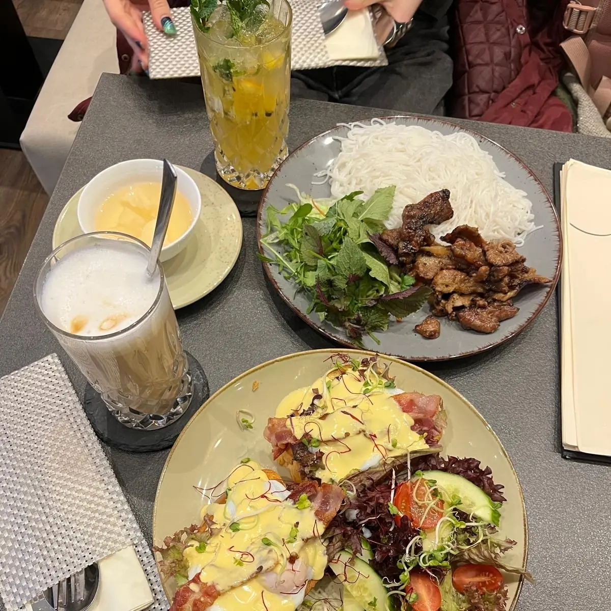 Egg Benedict Schweinefleisch Mit Glasnudeln, Kemo Café - Bowls & Brunch