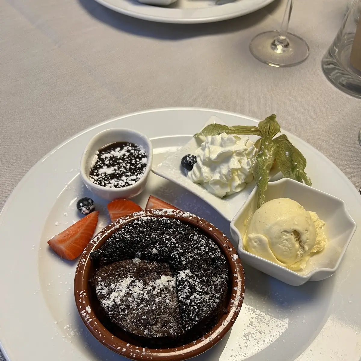 Lava Cake Mit Einer Kugel Eis