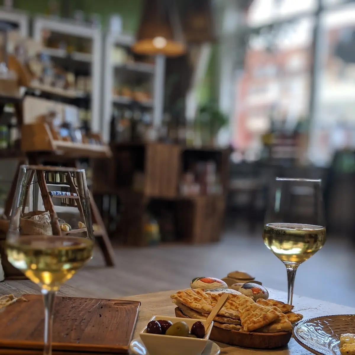 Halloumi Oliven Und Wein, Alpha Omega - Griechischer Spezialitäten-Shop