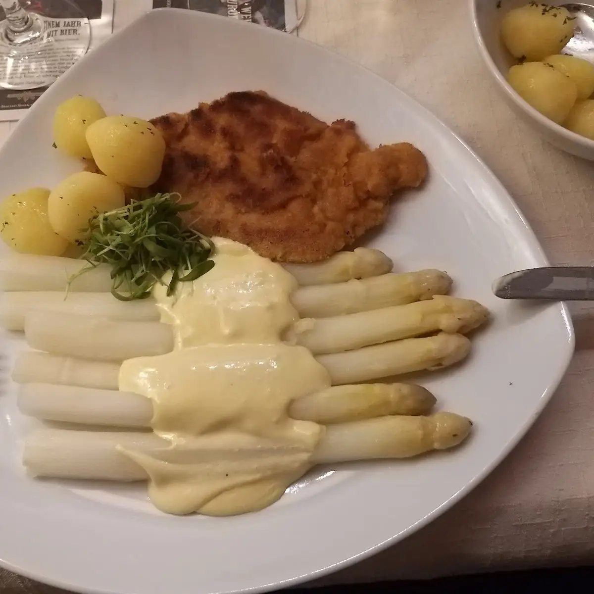 Spargel Mit Kalbschnitzel, Löwenstuben