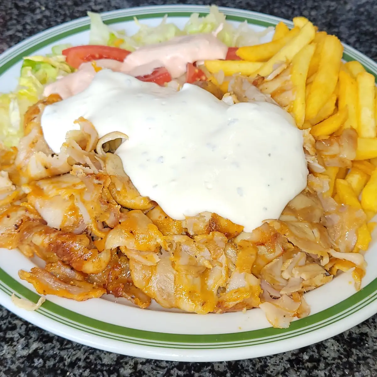 Döner Teller Mit Hähnchenfleisch Und Pommes, Bistro Bodrum