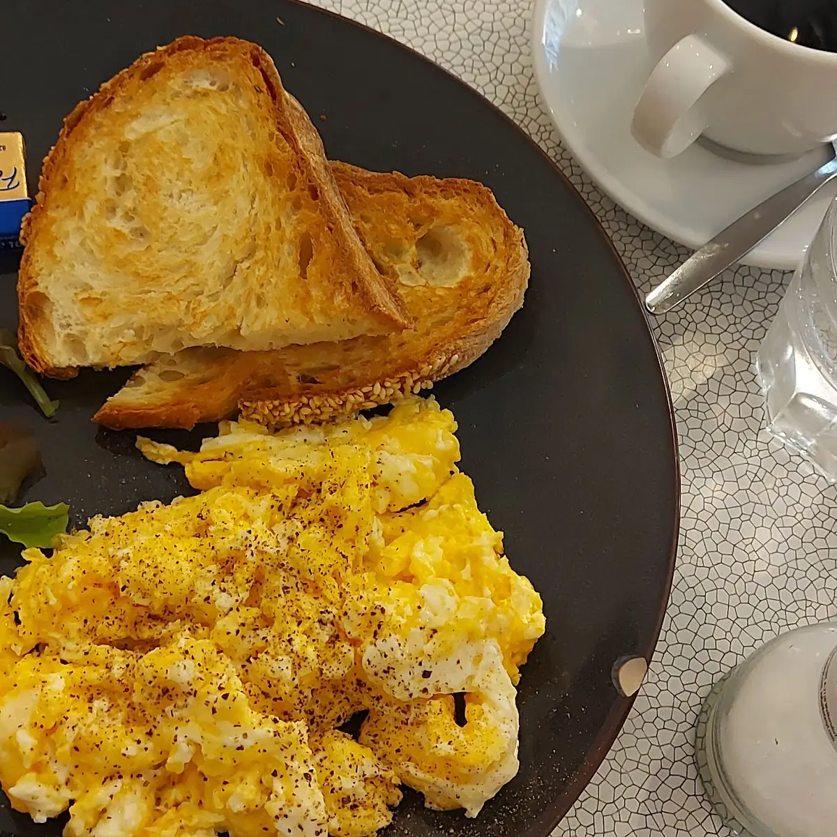 Scrambled Eggs, Leuchte Kaffeebar