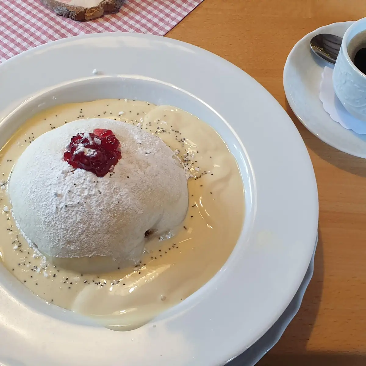 Germknödel Mit Vanillesauce, Dombrowsky's Baude