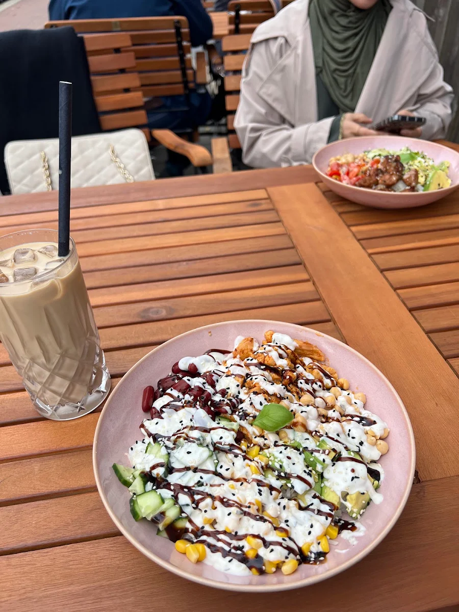 Highlights, Dilan‘s Café