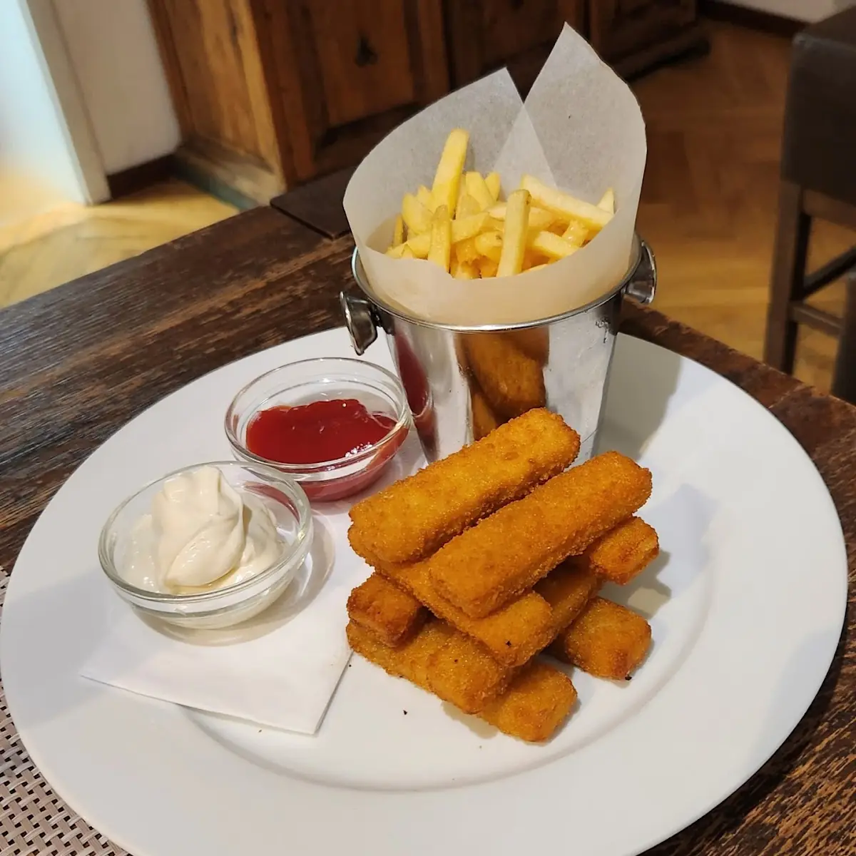 Fischstäbchen Mit Pommes, Leo´s im werkhaus (ehemals Bahnhof)