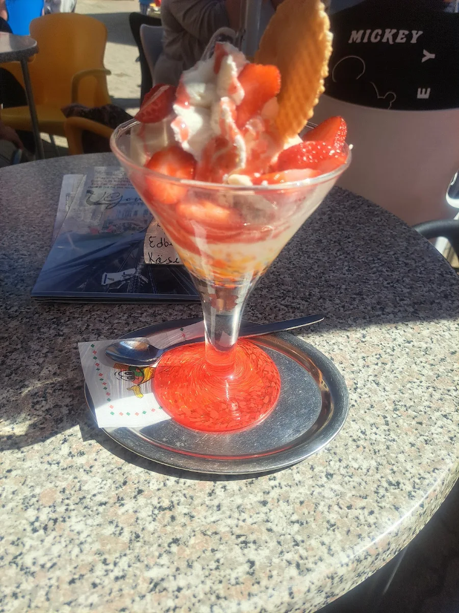 Erdbeerbecher