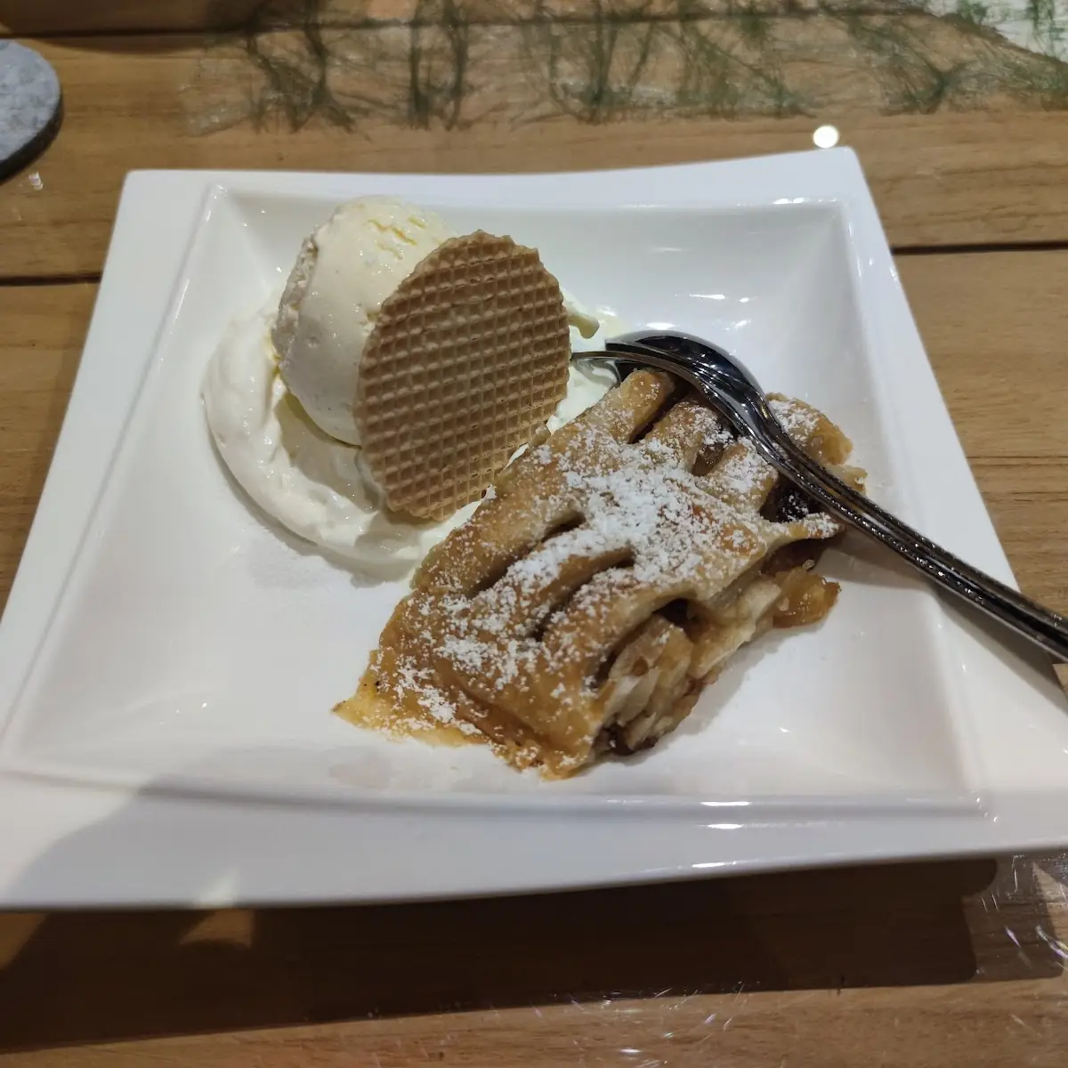 Apfeltorte Mit Eis, LeCavalier Café Bistrorante