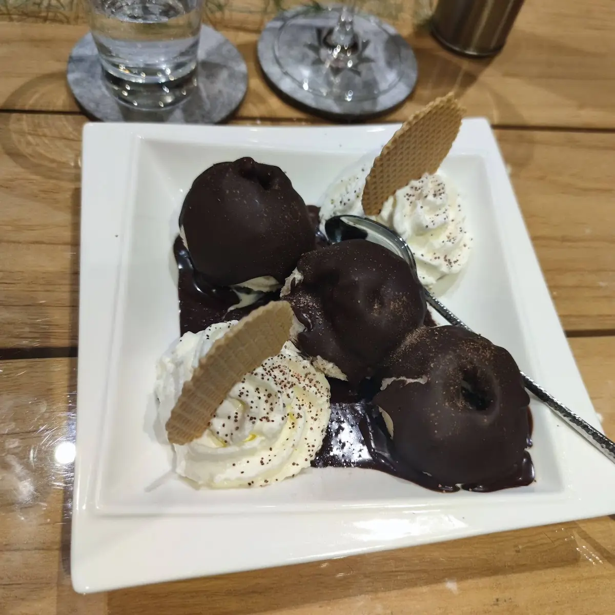Eisbecher Lecavalier, LeCavalier Café Bistrorante