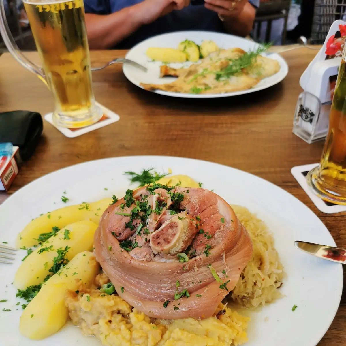 Eisbein Mit E, Binnen un Buten