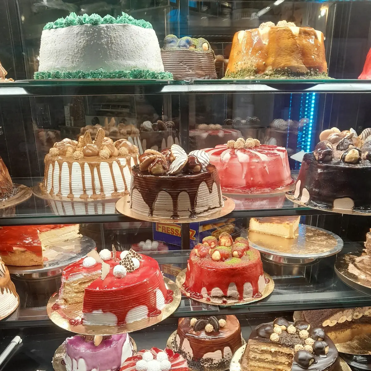 Multiple Cakes, La Femme
