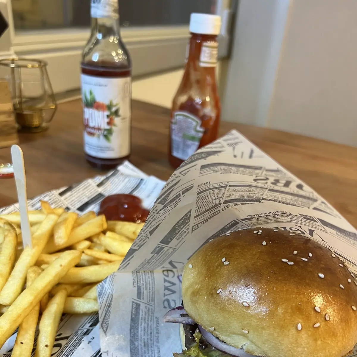Cheeseburger Mit Pommes
