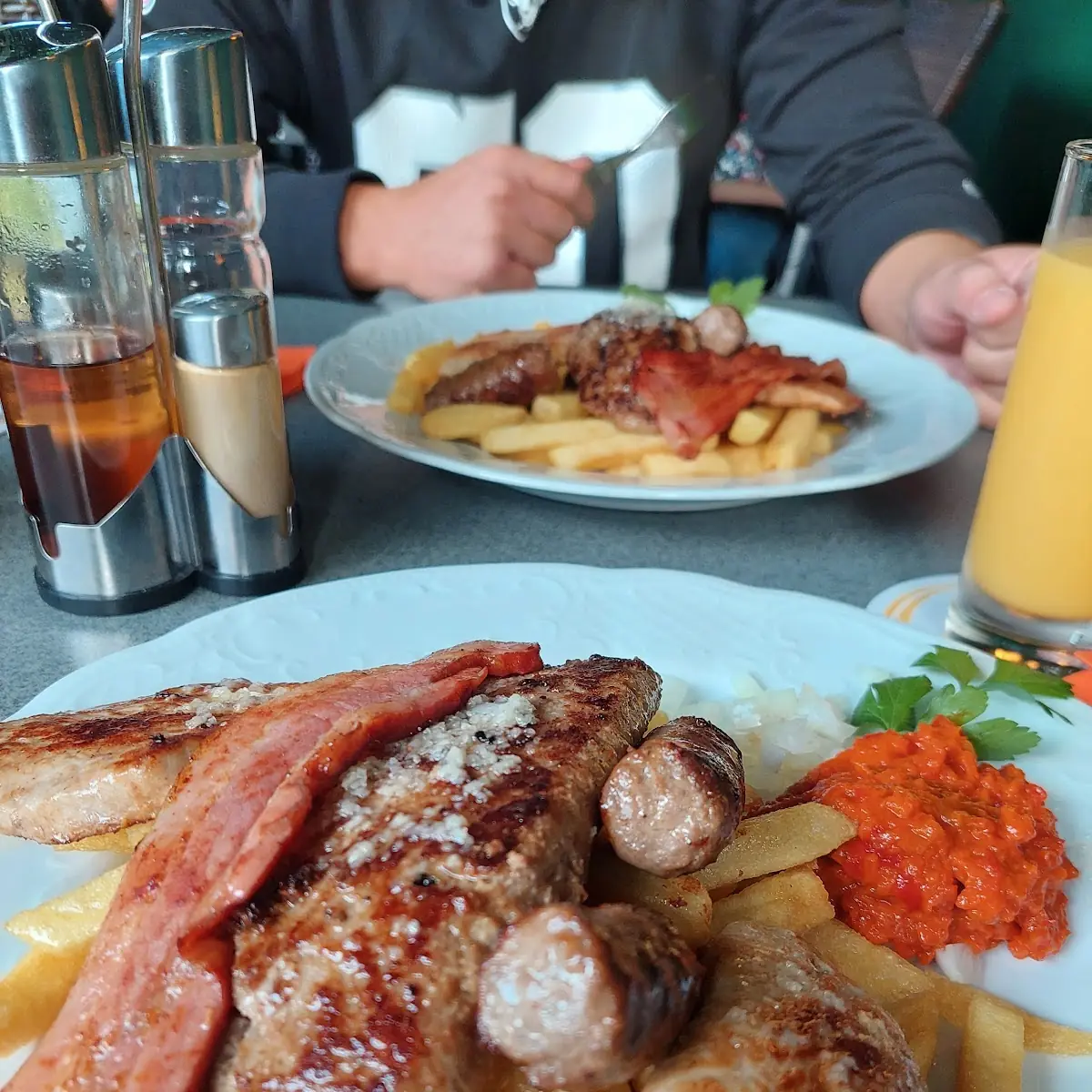 Highlights, Gaststätte "Bei Uns"