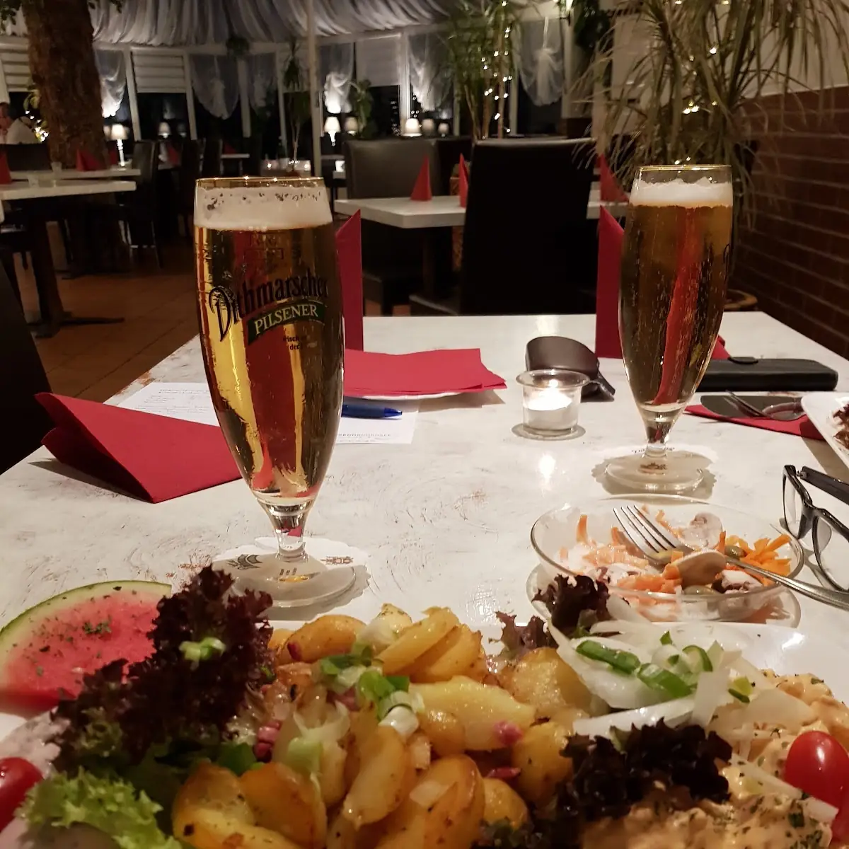 Mega, Restaurant vor Anker