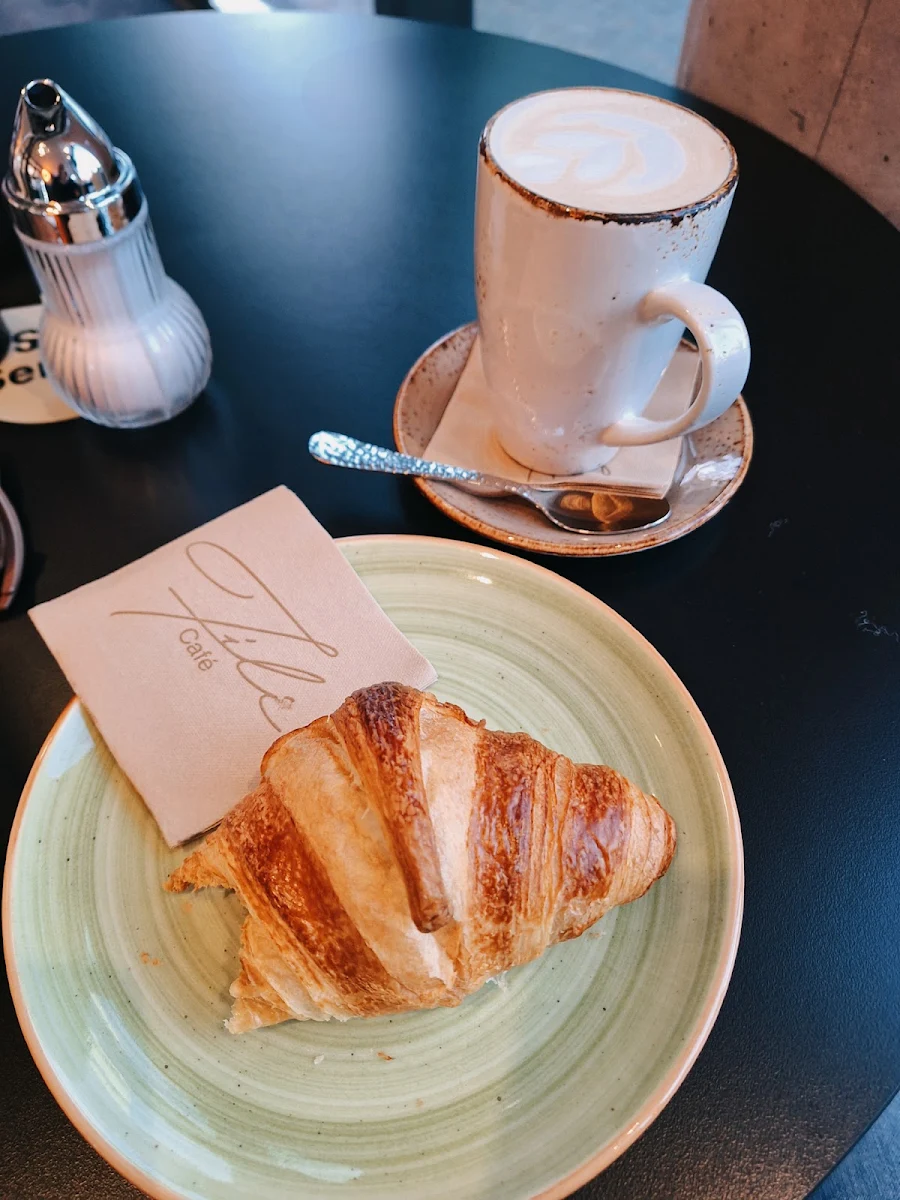 Croissant, Fili Café