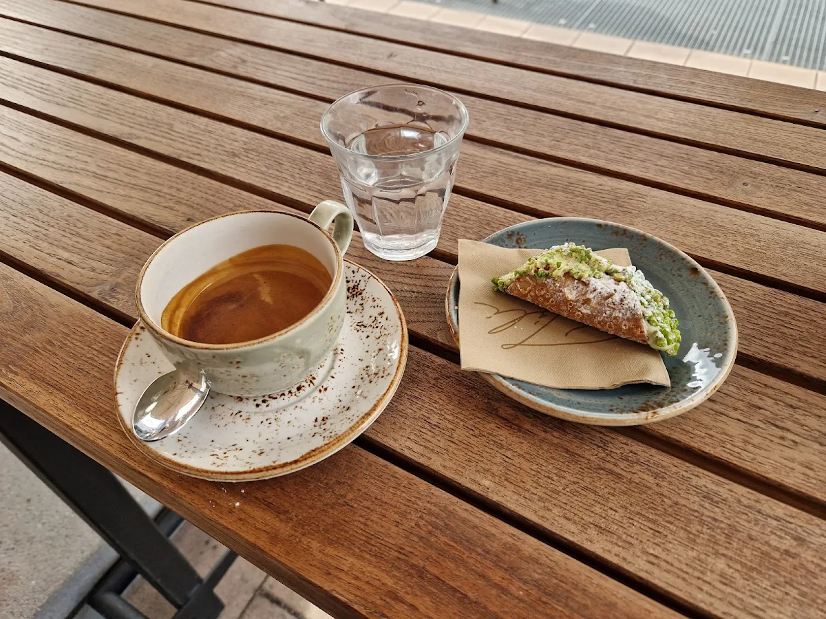 Highlights, Fili Café