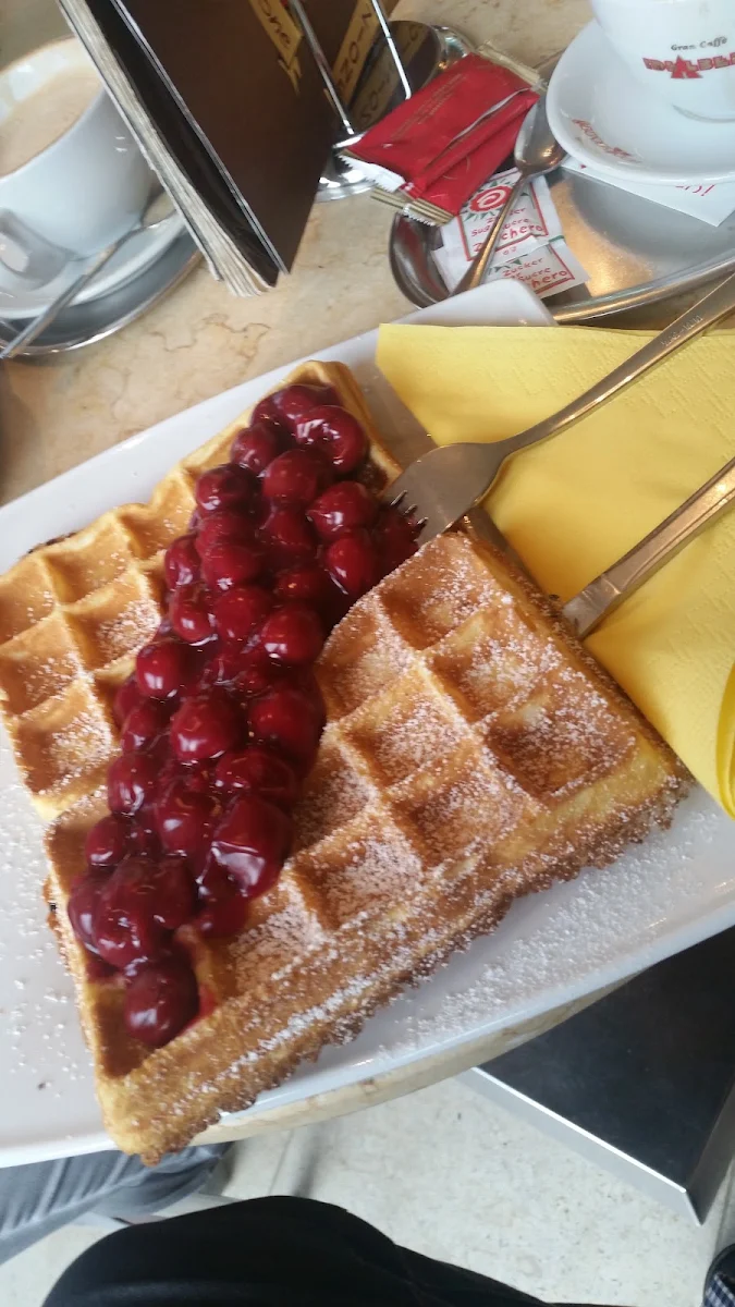 Waffen Mit Sauerkirschen, Eiscafé Peppone Kohlscheid