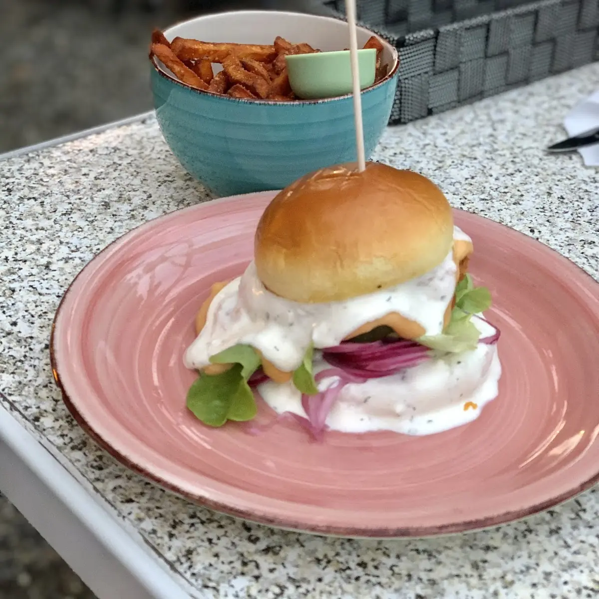 Chickenburger, Strauße Gutsschenke zur Scheune Genuss in der Scheune zwischen Weinbergen und Rheinauen