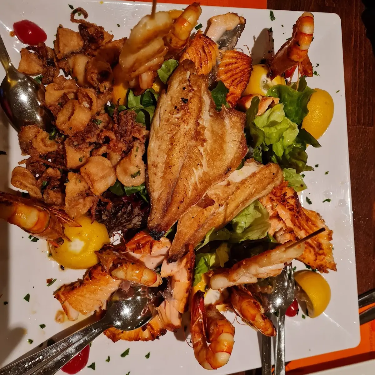 Fischteller, La Piazza