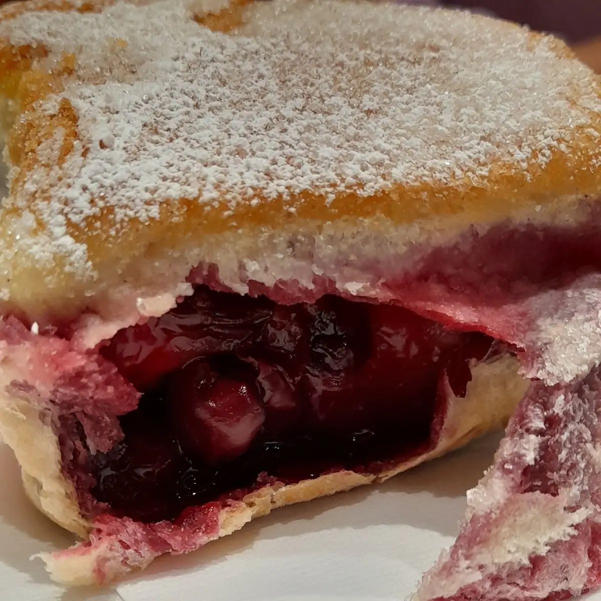 Hefegebäck Mit Kirschen