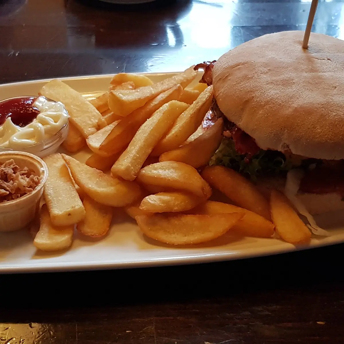 Burger Mit Pommes