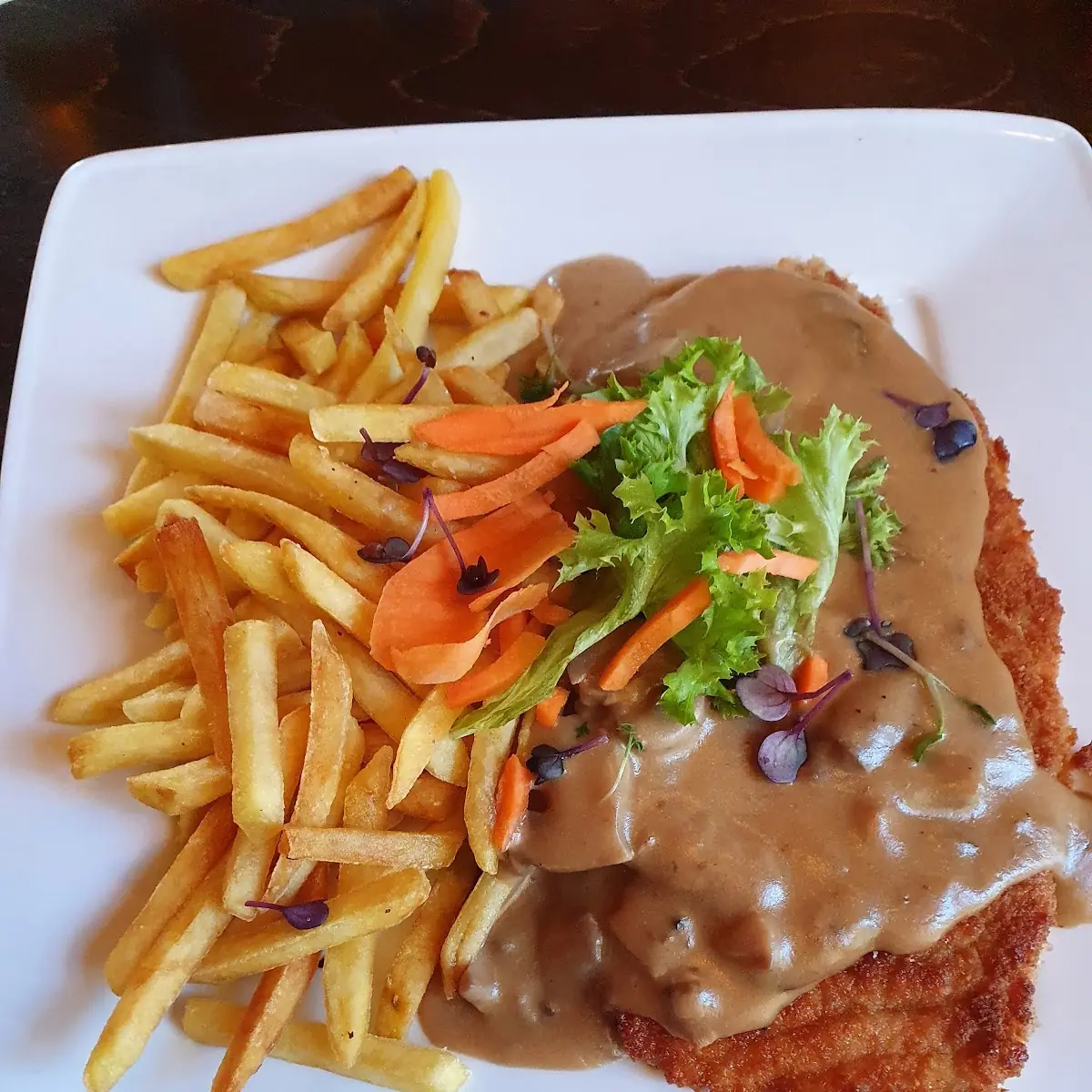 Jägerschnitzel Mit Pommes