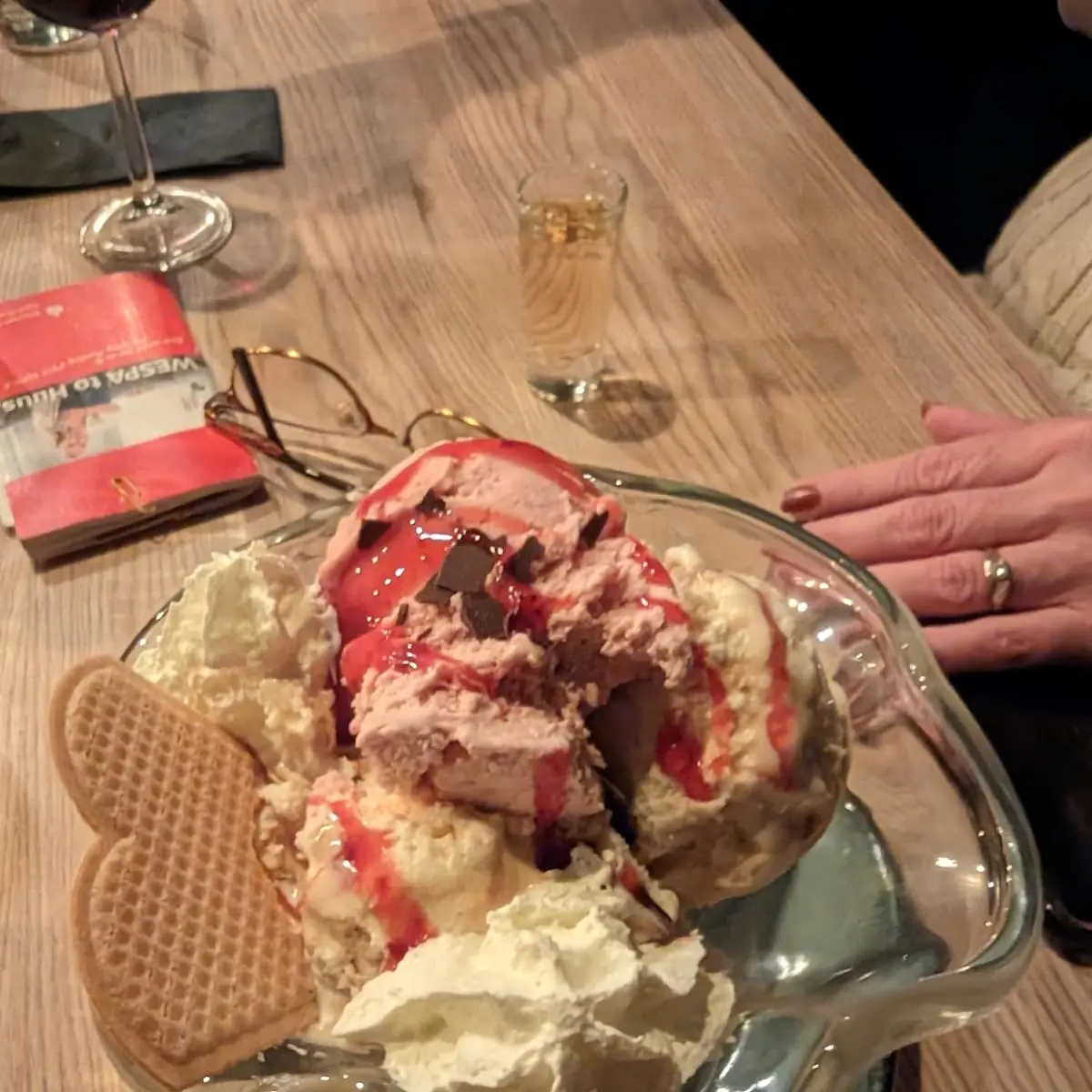 Gemischter Eisbecher