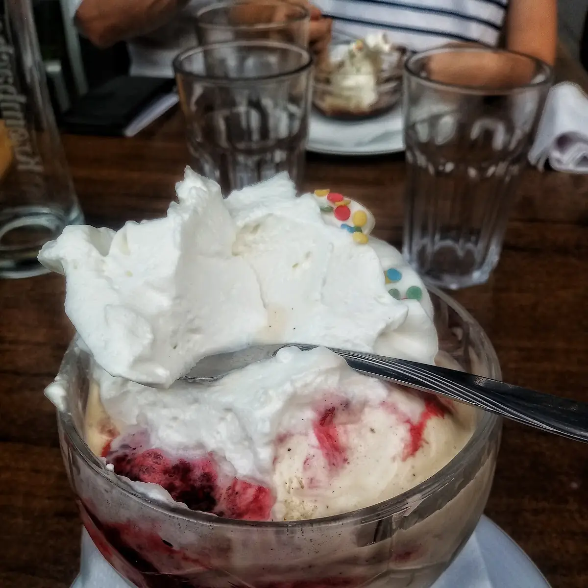 Vanilleeis Mit Himbeeren