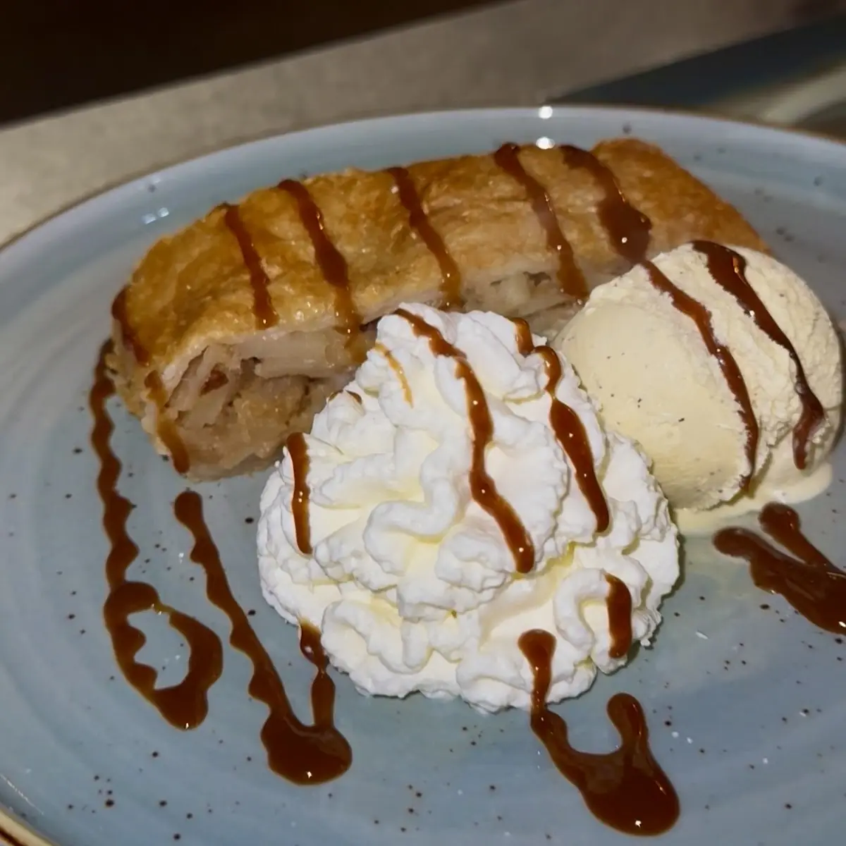 Apfelstrudel & Eis