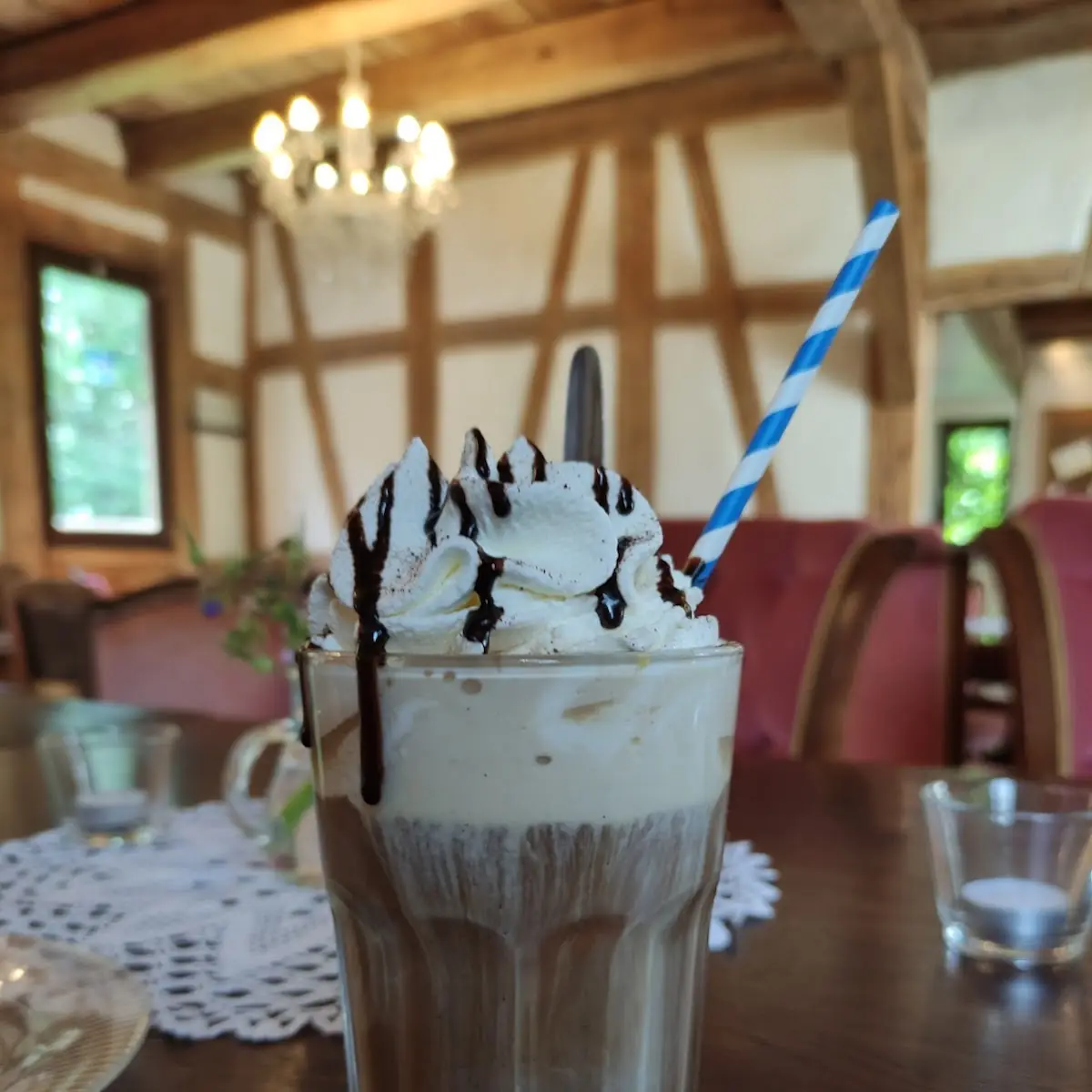 Eiskaffee, Café im Kloster