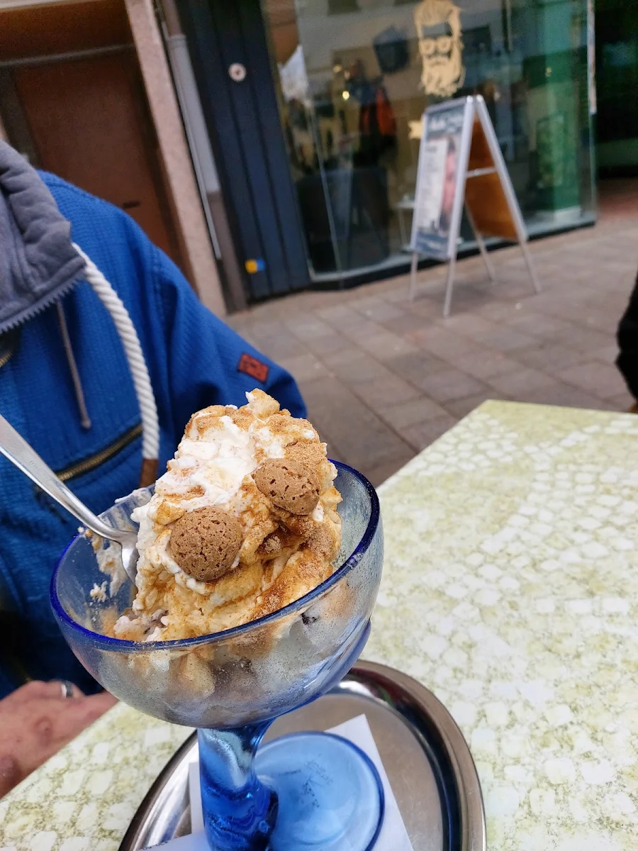 Krokant Becher