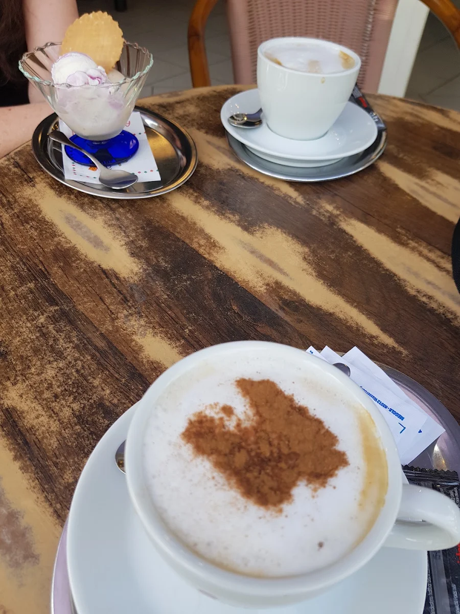 Milchkaffee Und Eiskugeln