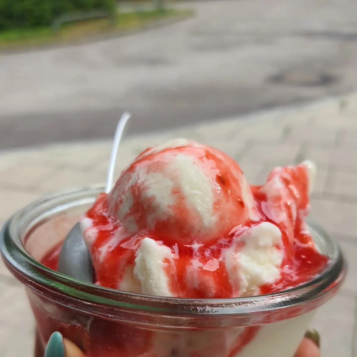 Eis Mit Erdbeersauce