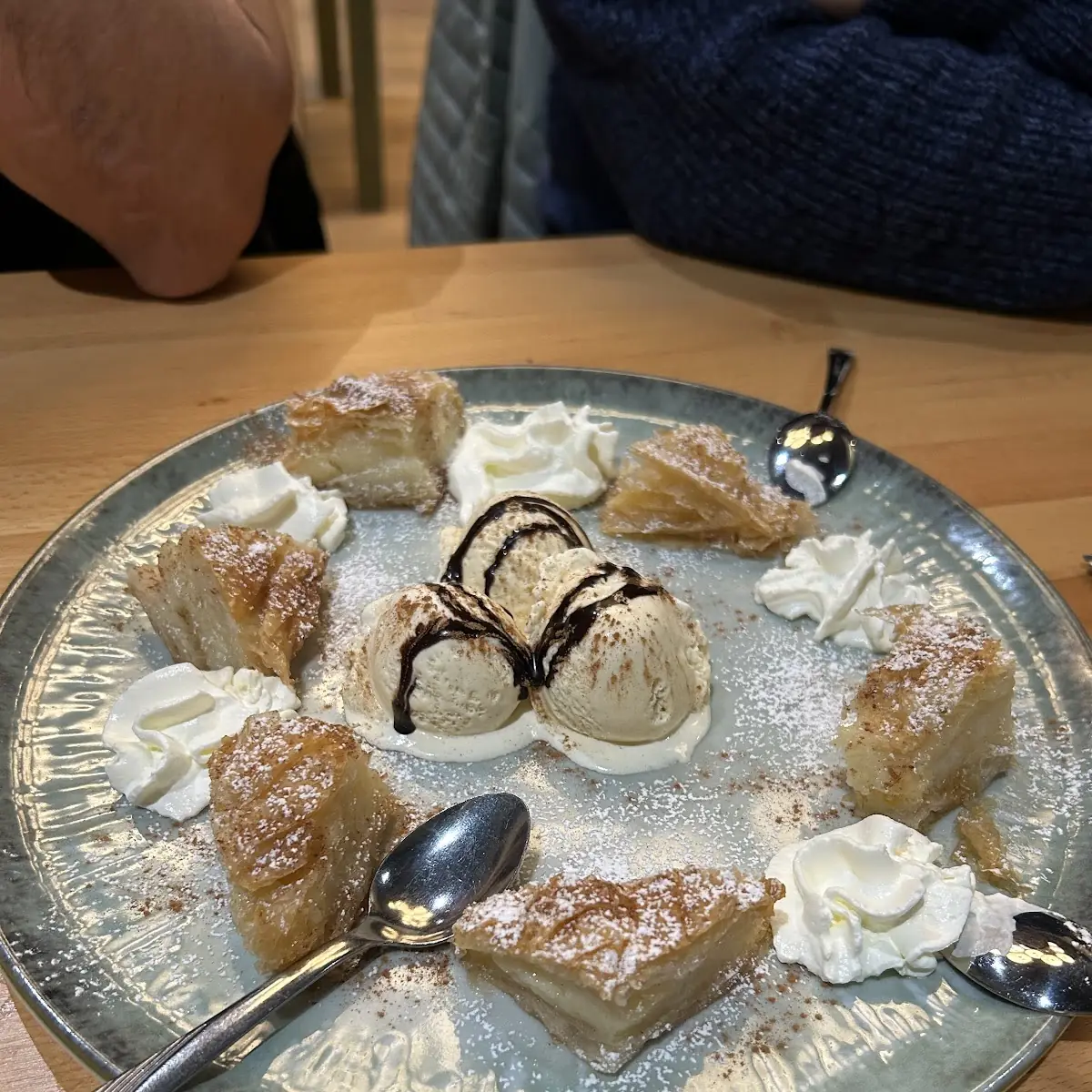 Ravani Mit Eis, Blaue Olive Taverne
