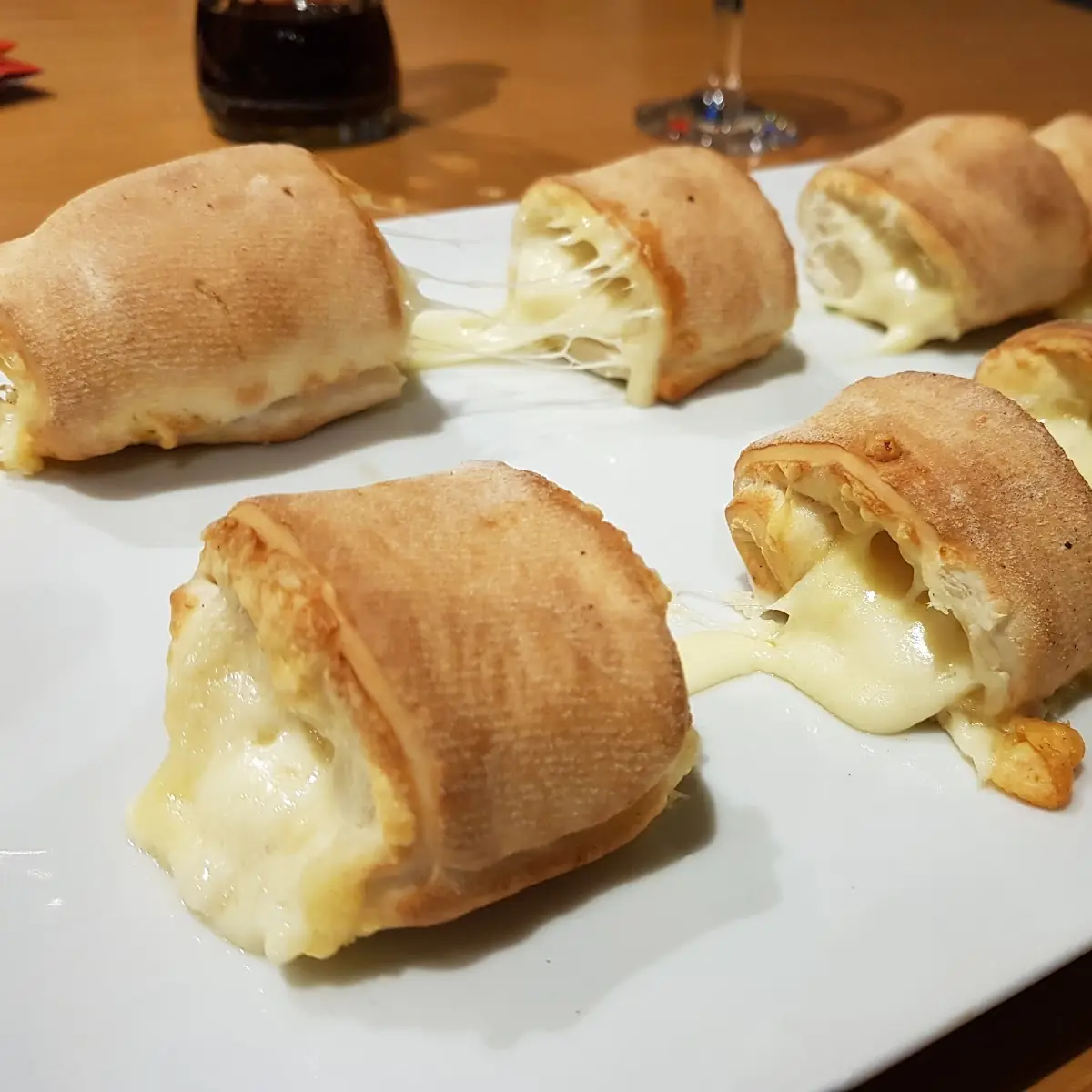 Gefüllte Pizzabrötchen Mit Käse