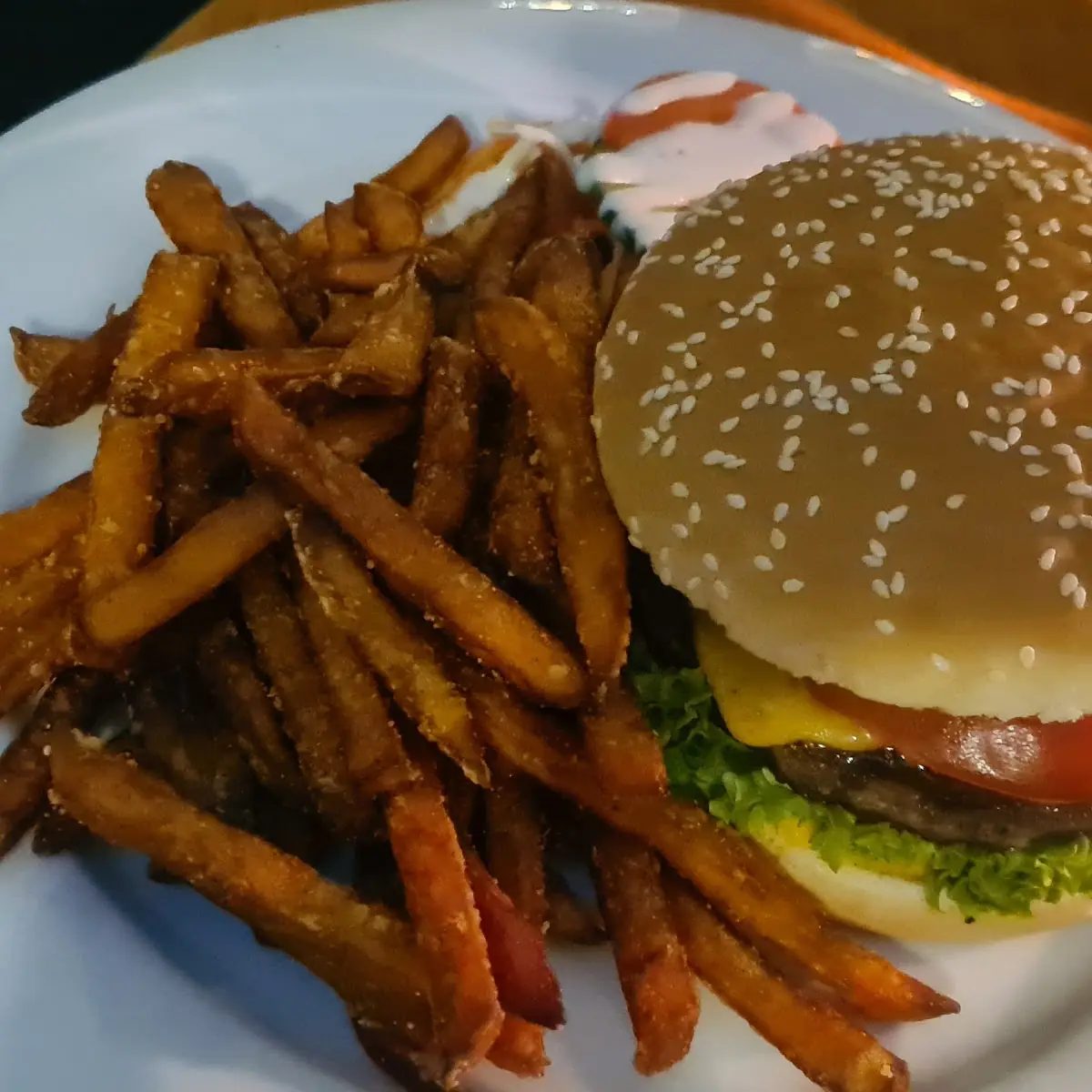 Cheeseburger Mit Pommes, Sportsbar Fair Play