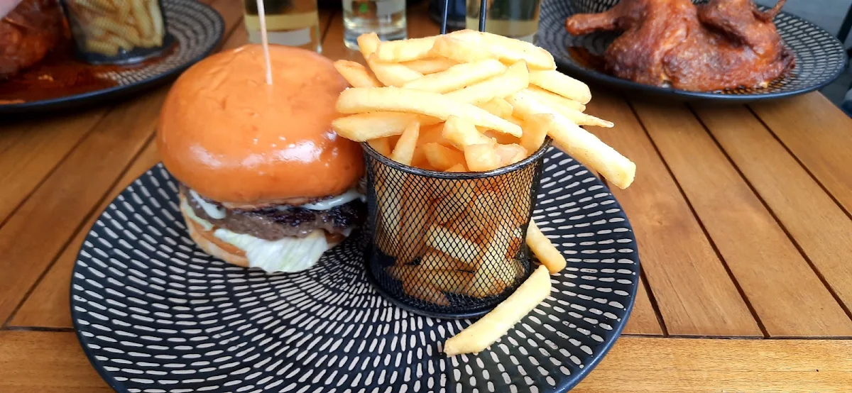 Rindfleischburger Mit Pommes