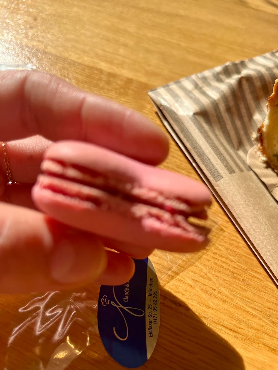 Raspberry Macaron, Claude & Julien