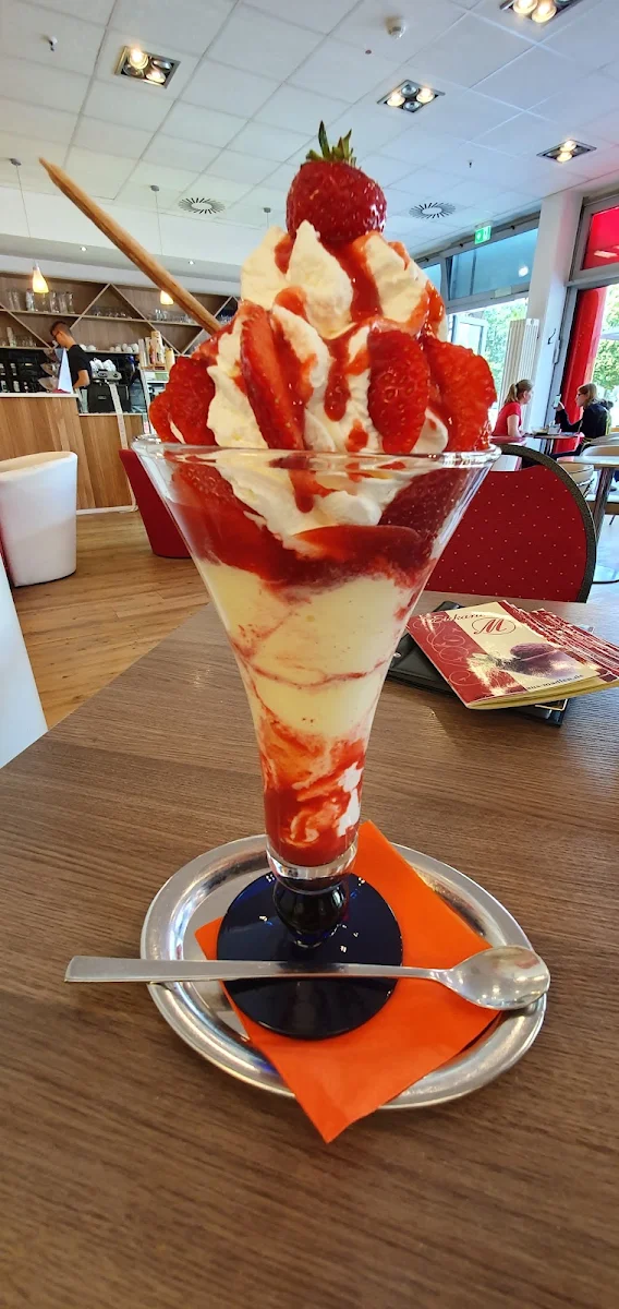 Erdbeereisbecher