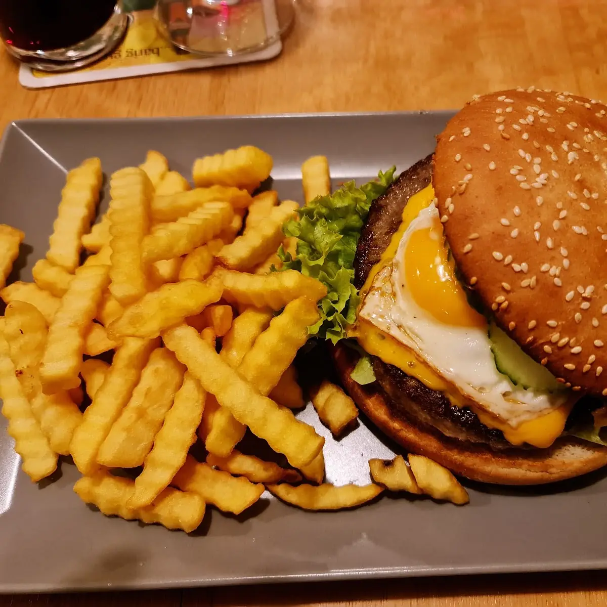 Hausburger Mit Pommes