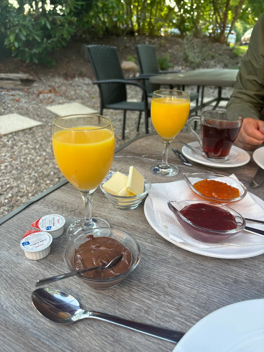 Mimosa, Hüli’s Café