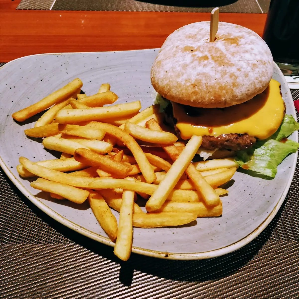 Cheeseburger Mit Pommes Frites