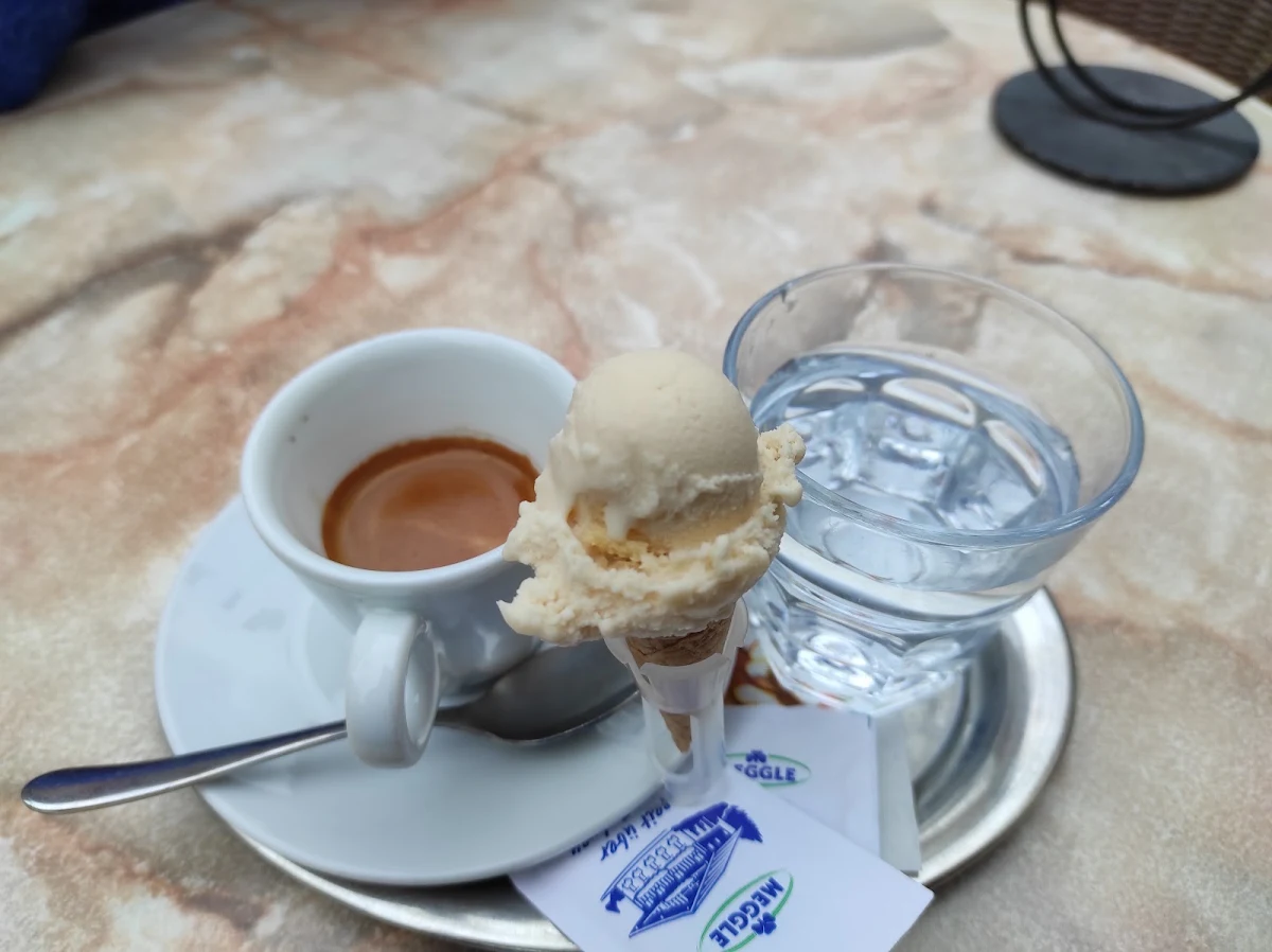 Espresso Mit Mini-eiswaffel