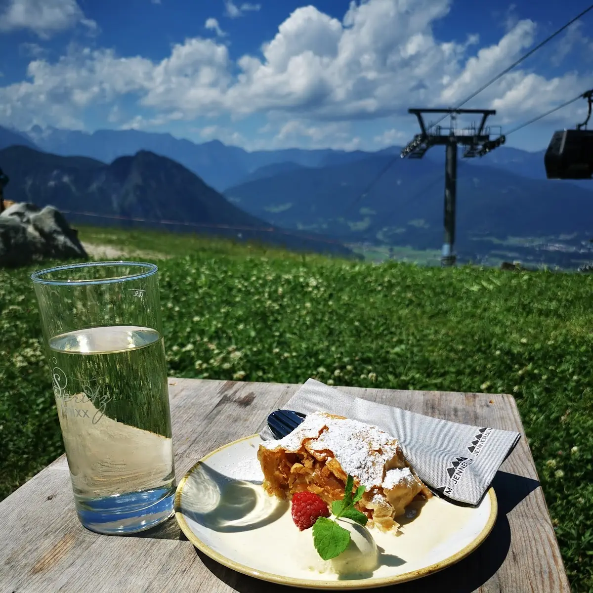 Apfelstrudel Mit Eis