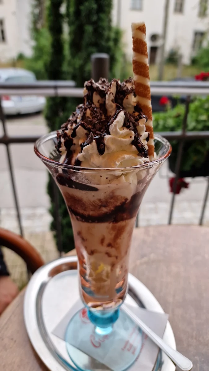 Stracciatella Eisbecher