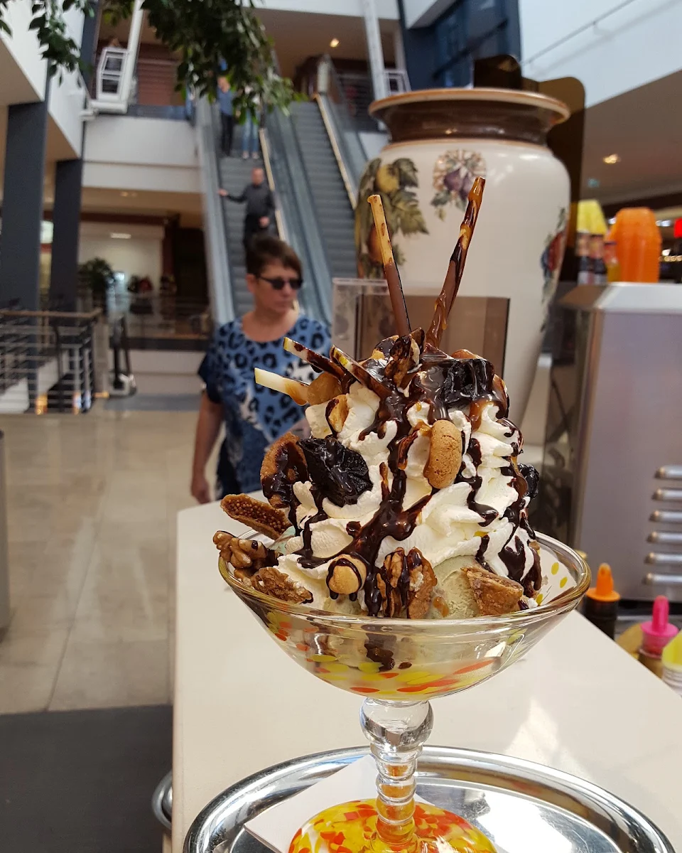 Autumn Becher, Gelateria Eiscafe