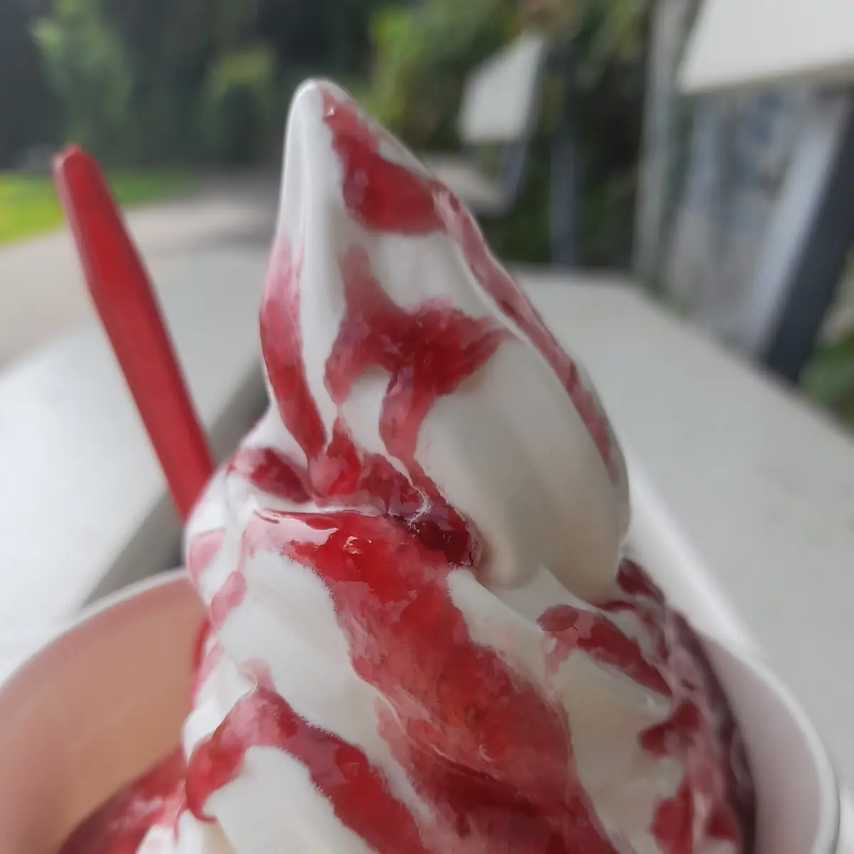 Softeis Mit Himbeer Soße