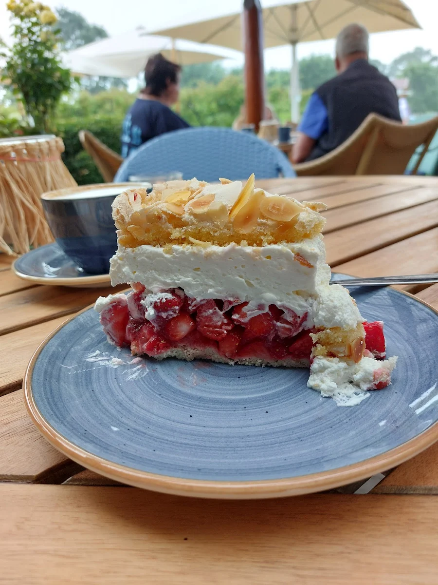Erdbeerbaisertorte